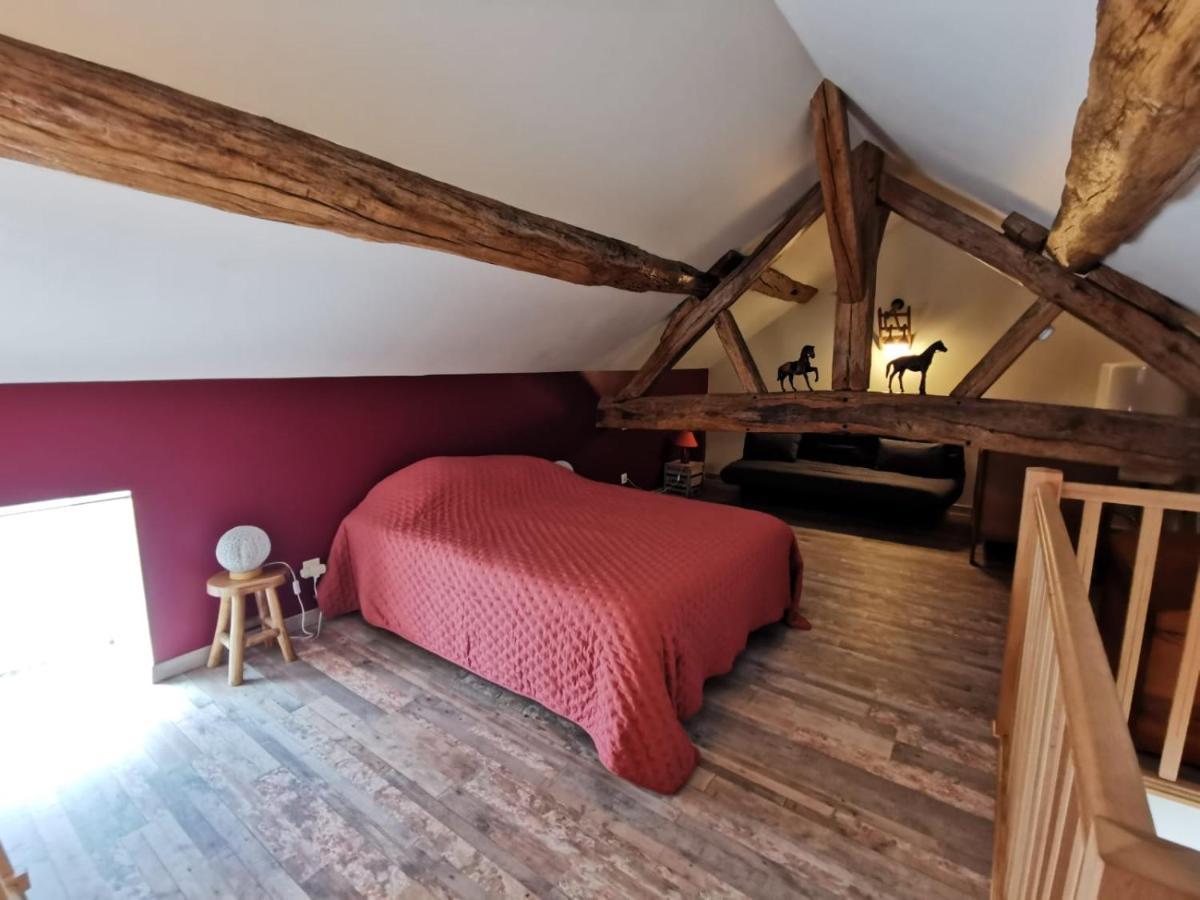 Gites les écuries Saserang Mouilleron Extérieur photo