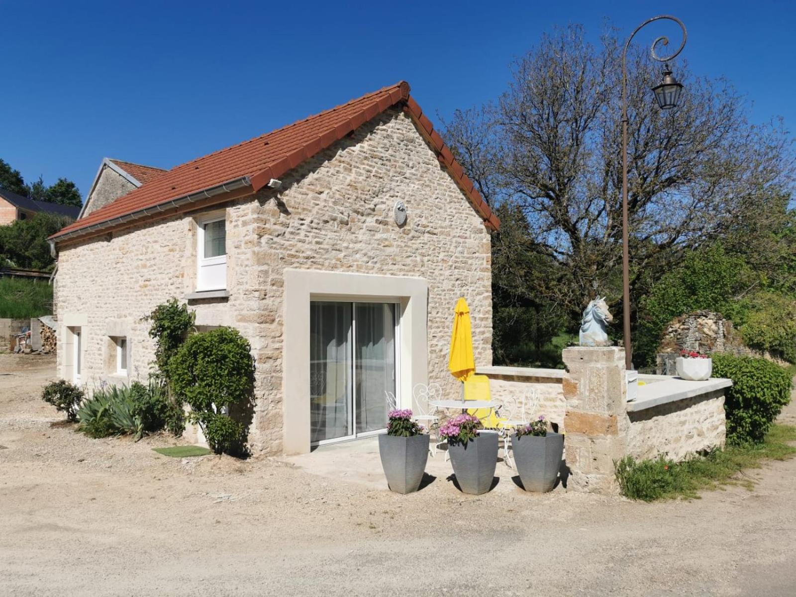 Gites les écuries Saserang Mouilleron Extérieur photo